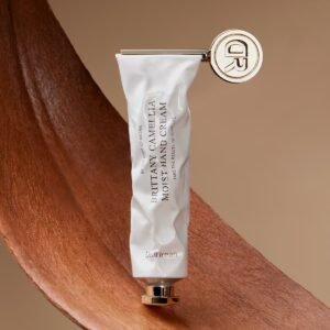 It is rapidly absorbed by the skin, providing all - around care for the hands, leaving them soft, smooth, and resplendent.