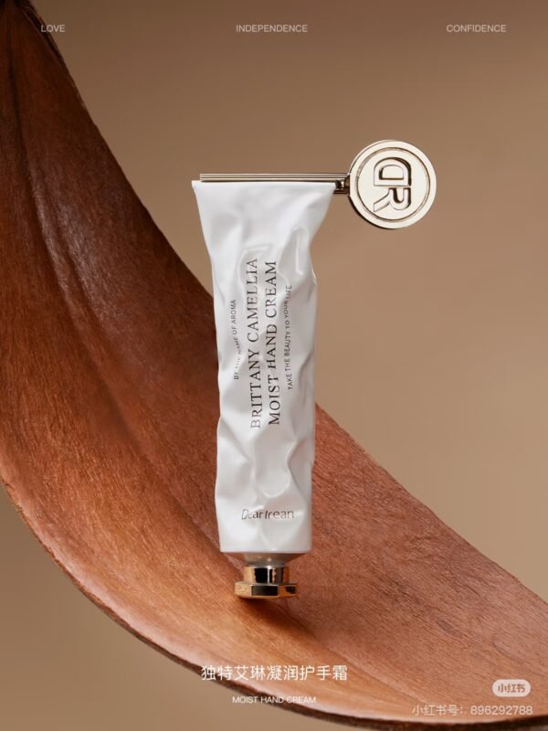 It is rapidly absorbed by the skin, providing all - around care for the hands, leaving them soft, smooth, and resplendent.